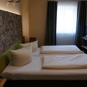 Zimmer mit Kingsize-Bett